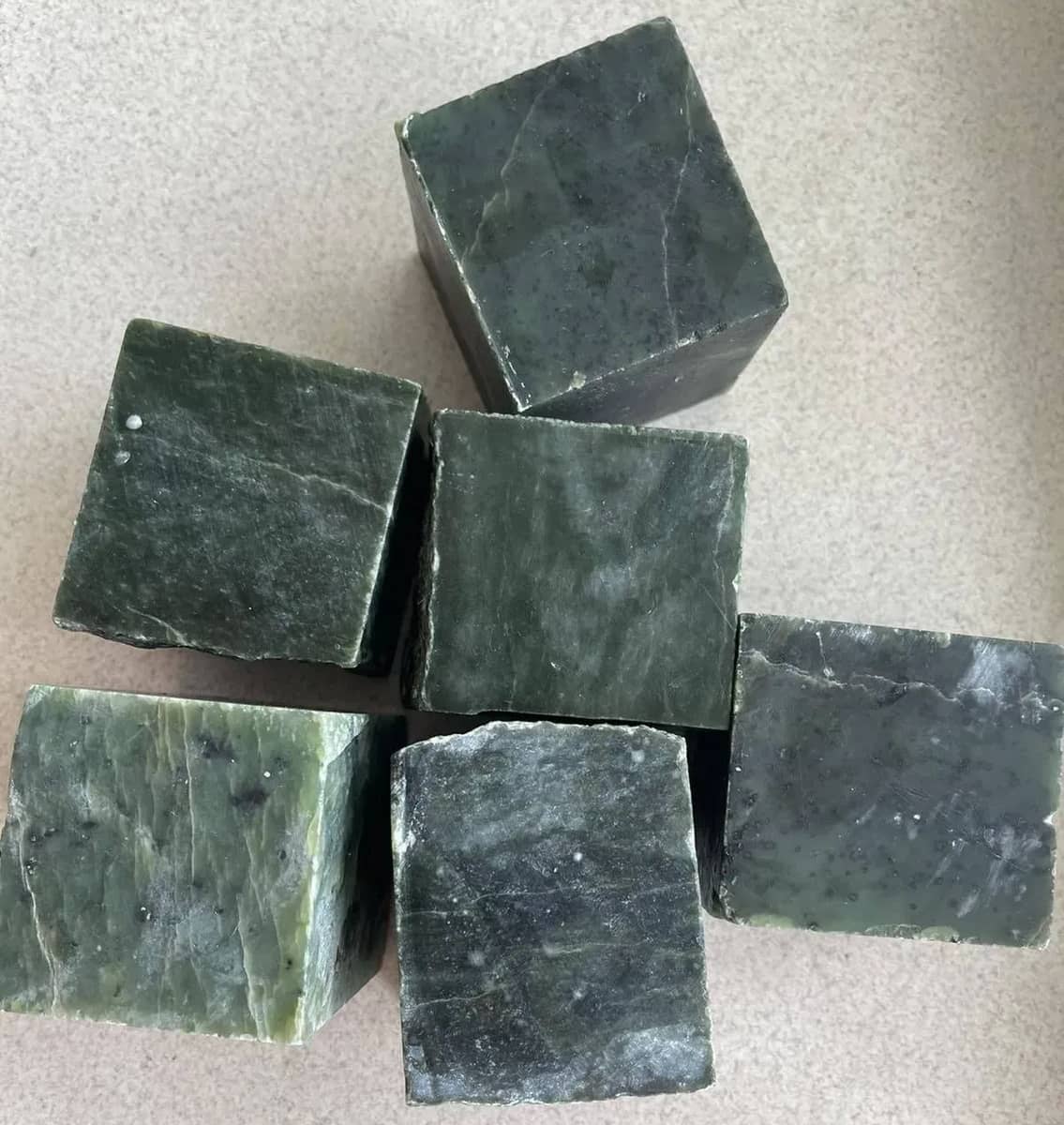 Камінь Нефрит колотий (форма куба: 7x7x7 см) 10 кг із лікувальним ефектом